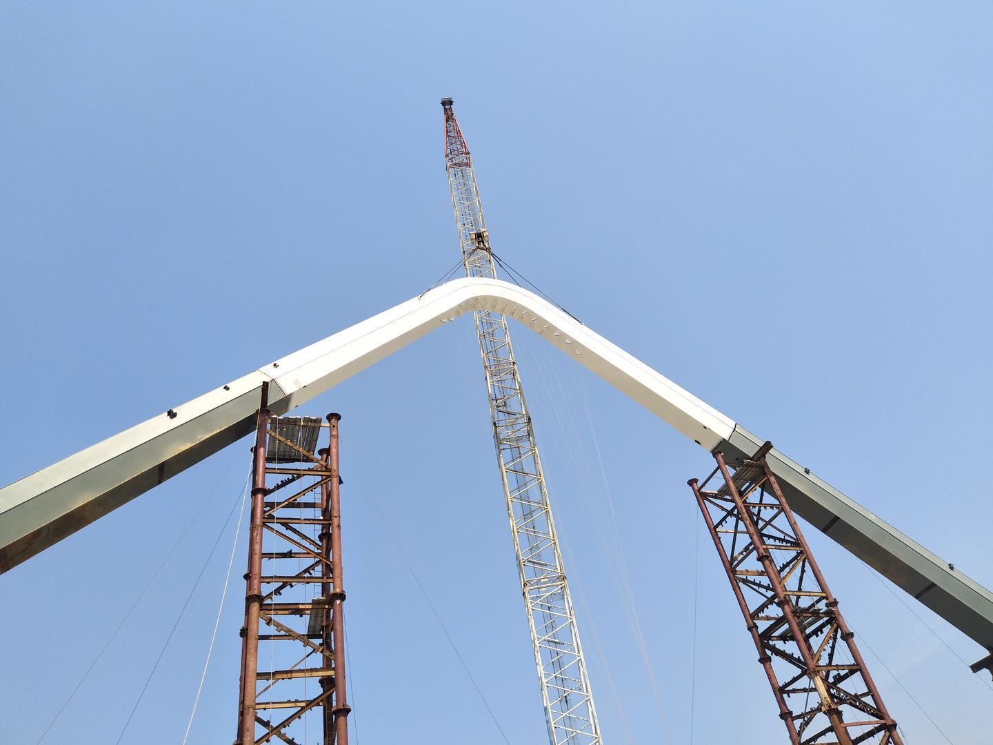 紫荊路跨龍王港河橋順利完成主拱合龍！